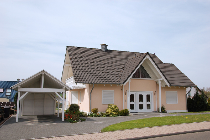 Carport neben Wohnhaus