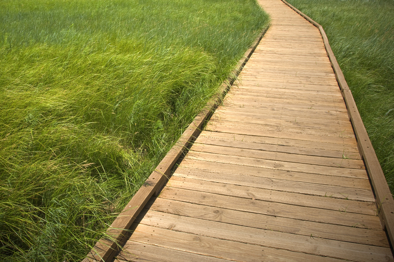 Ein Holzweg im Garten gebaut aus Holzterrassendielen